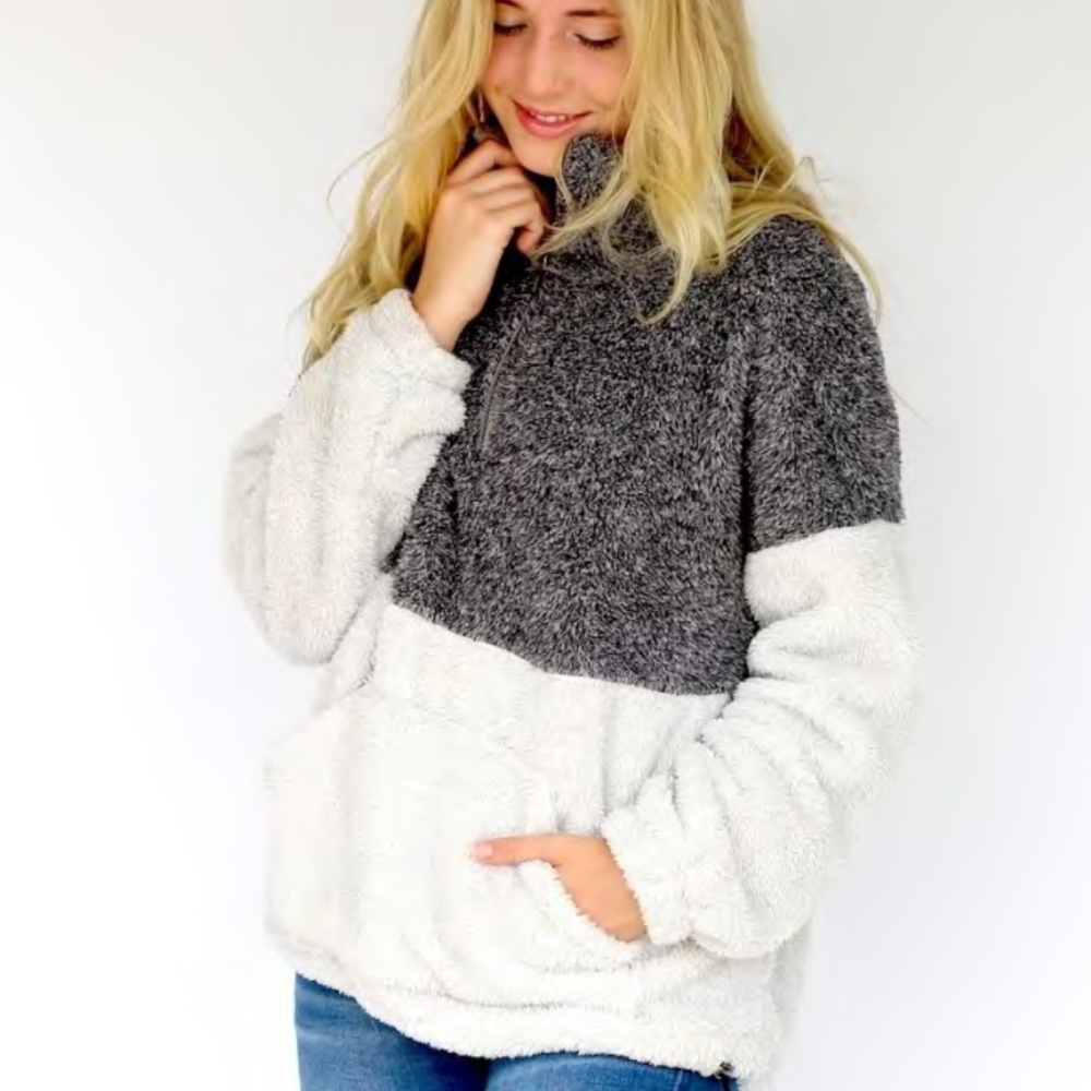 Two Tone fleece pullover! 🐺